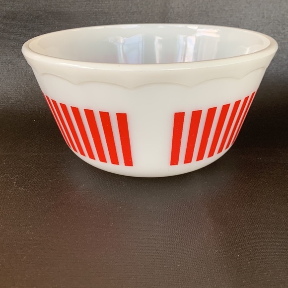 Hazel atlas, scalloped, red and white mixing bowls - Picture 5 of 8